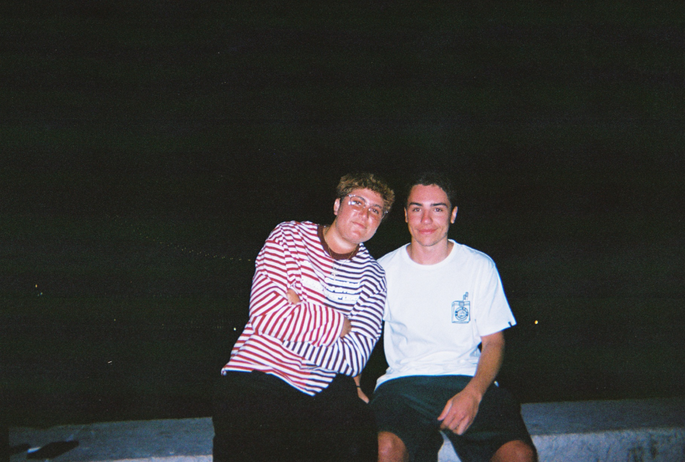 Kaki e Mike sentados no muro